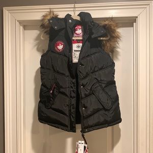 Canada Weather gear puffer vest with faux fur lined hood size Medium